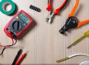 Qué herramientas utilizan los electricistas