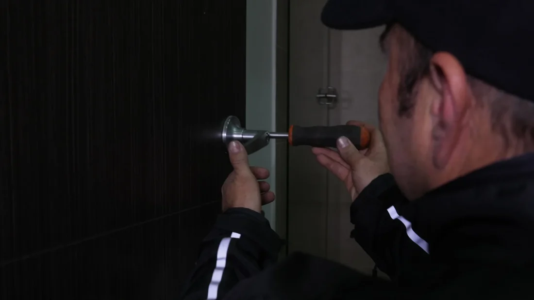 ¿Tu puerta no cierra tras la lluvia? Un cerrajero tiene la solución