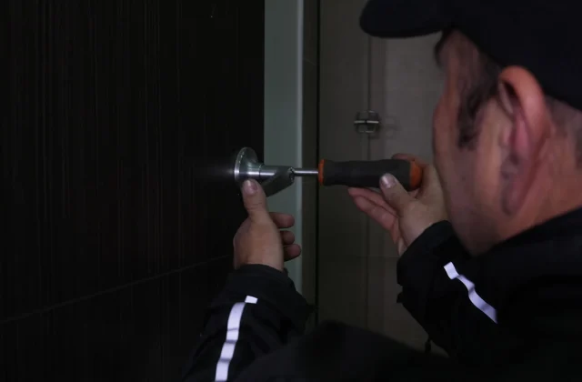 ¿Tu puerta no cierra tras la lluvia? Un cerrajero tiene la solución