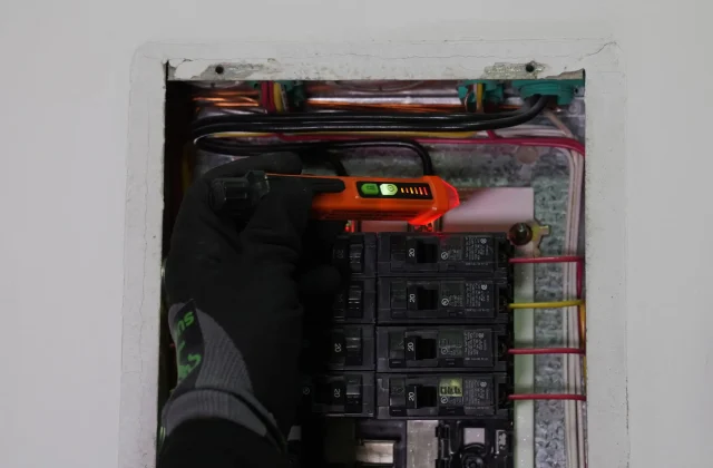 El tablero eléctrico hace ruido o vibra: señales de que algo no está bien