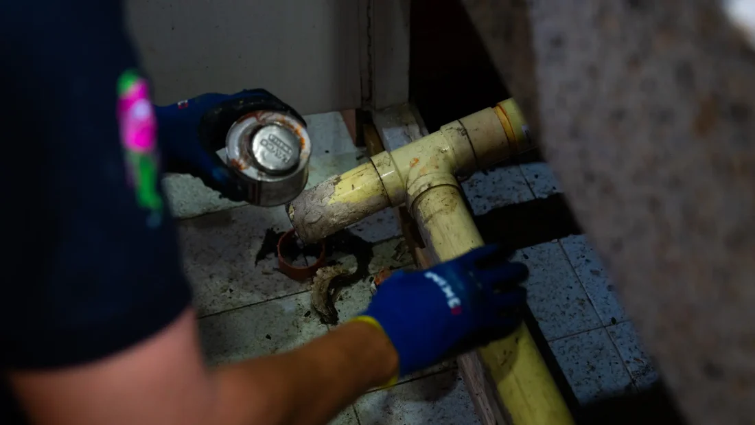 Agua turbia o con mal olor en casa: causas y soluciones con un plomero certificado