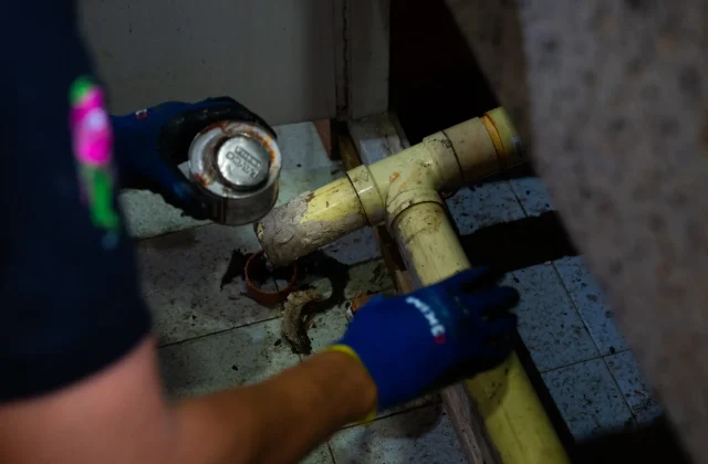 Agua turbia o con mal olor en casa: causas y soluciones con un plomero certificado