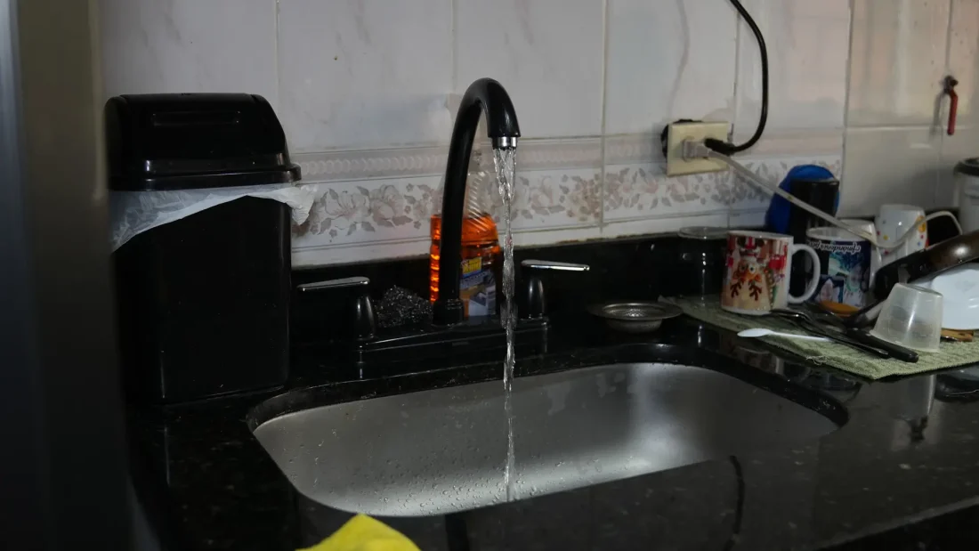 Desagües lentos: causas comunes y cómo un plomero 24 horas puede ayudarte