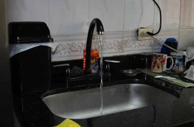 Desagües lentos: causas comunes y cómo un plomero 24 horas puede ayudarte