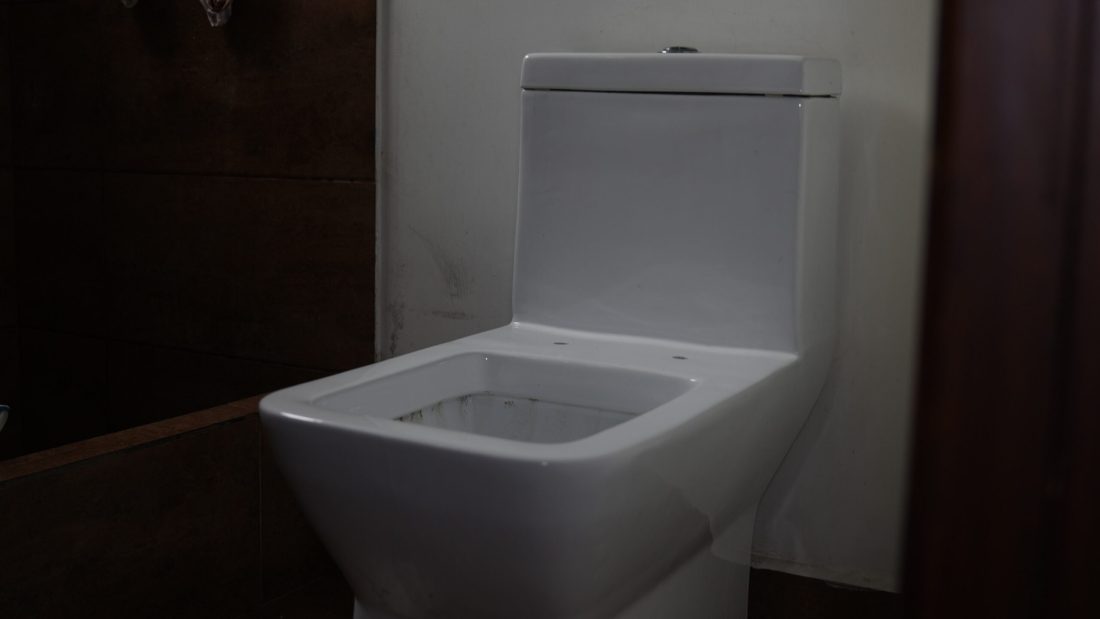 El baño pierde agua, aunque nadie lo use: señales de una fuga silenciosa