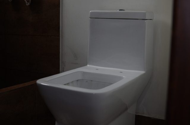 El baño pierde agua, aunque nadie lo use: señales de una fuga silenciosa