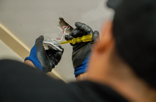 Enchufes que no funcionan: causas más frecuentes y cuándo llamar a un electricista
