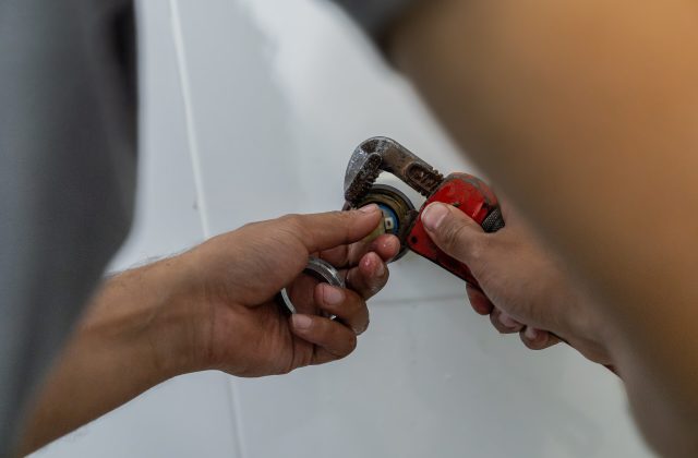 La ducha lanza aire antes del agua: la señal más ignorada del sistema hidráulico
