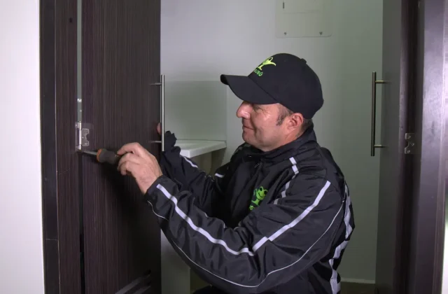Puertas blindadas vs. cerraduras inteligentes: lo que un cerrajero recomienda para tu seguridad