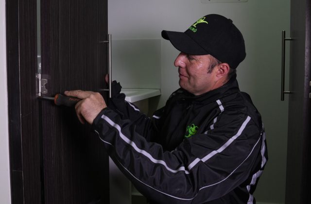 La puerta del baño se traba: causas simples que un cerrajero soluciona en minutos