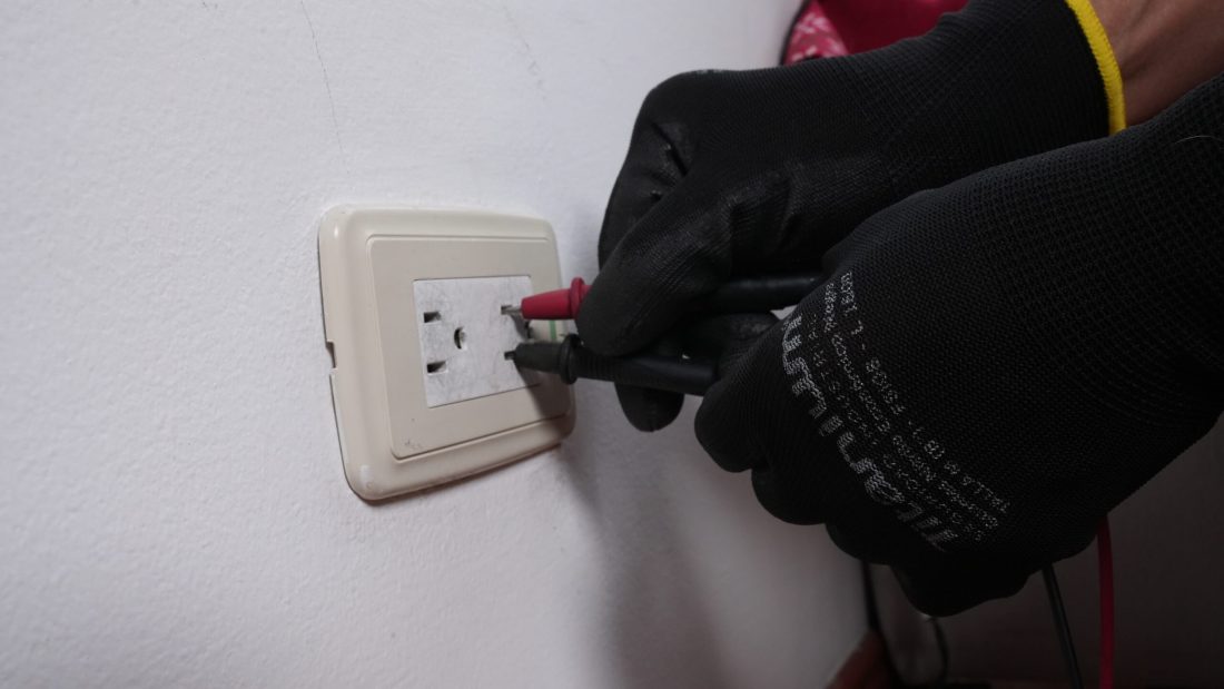 Enchufe caliente al tocarlo: la señal eléctrica que nadie debería pasar por alto