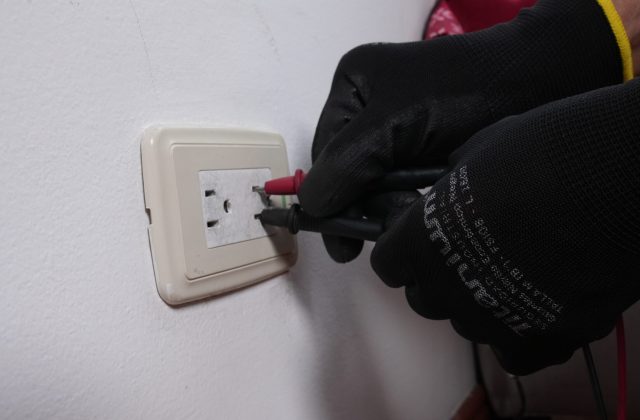 Enchufe caliente al tocarlo: la señal eléctrica que nadie debería pasar por alto