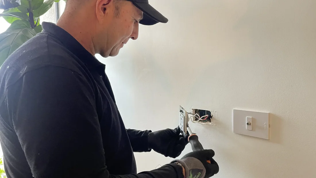 Tomas intermitentes en casa: cómo identificar un punto eléctrico inestable