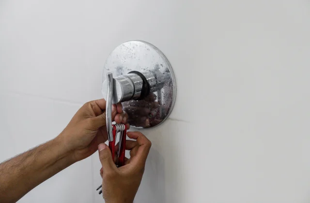 ¿Por qué el agua de tu ducha sale con poca presión?