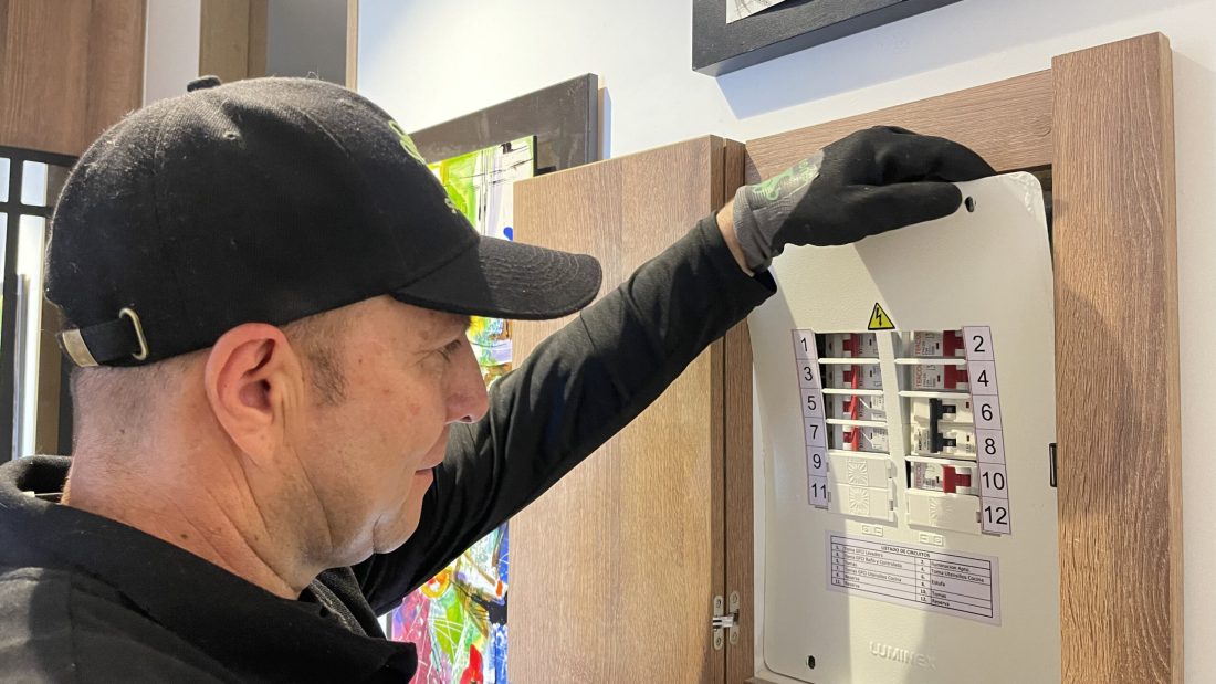 Cortes de energía en casa: lo que detecta un técnico electricista certificado