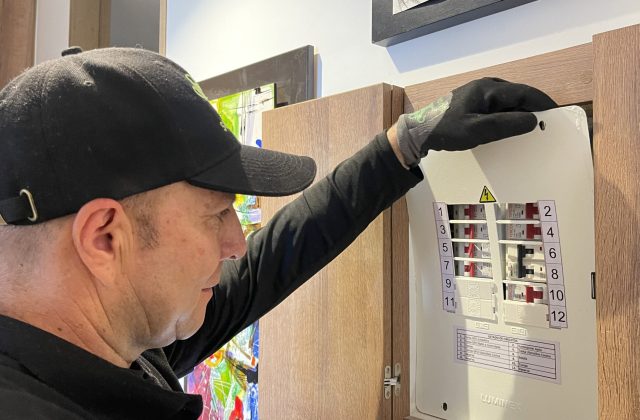 Cortes de energía en casa: lo que detecta un técnico electricista certificado