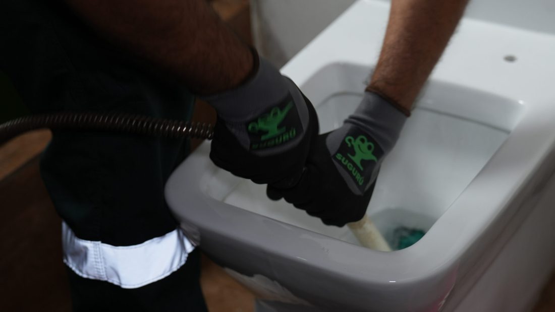 Olores en el baño: señales que un plomero certificado puede detectar