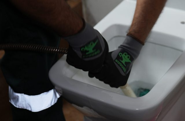 Olores en el baño: señales que un plomero certificado puede detectar
